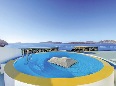 Genießen Sie den traumhaften Panoramablick vom 5* Ambassador Aegean Luxury Hotel & Suites Santorini